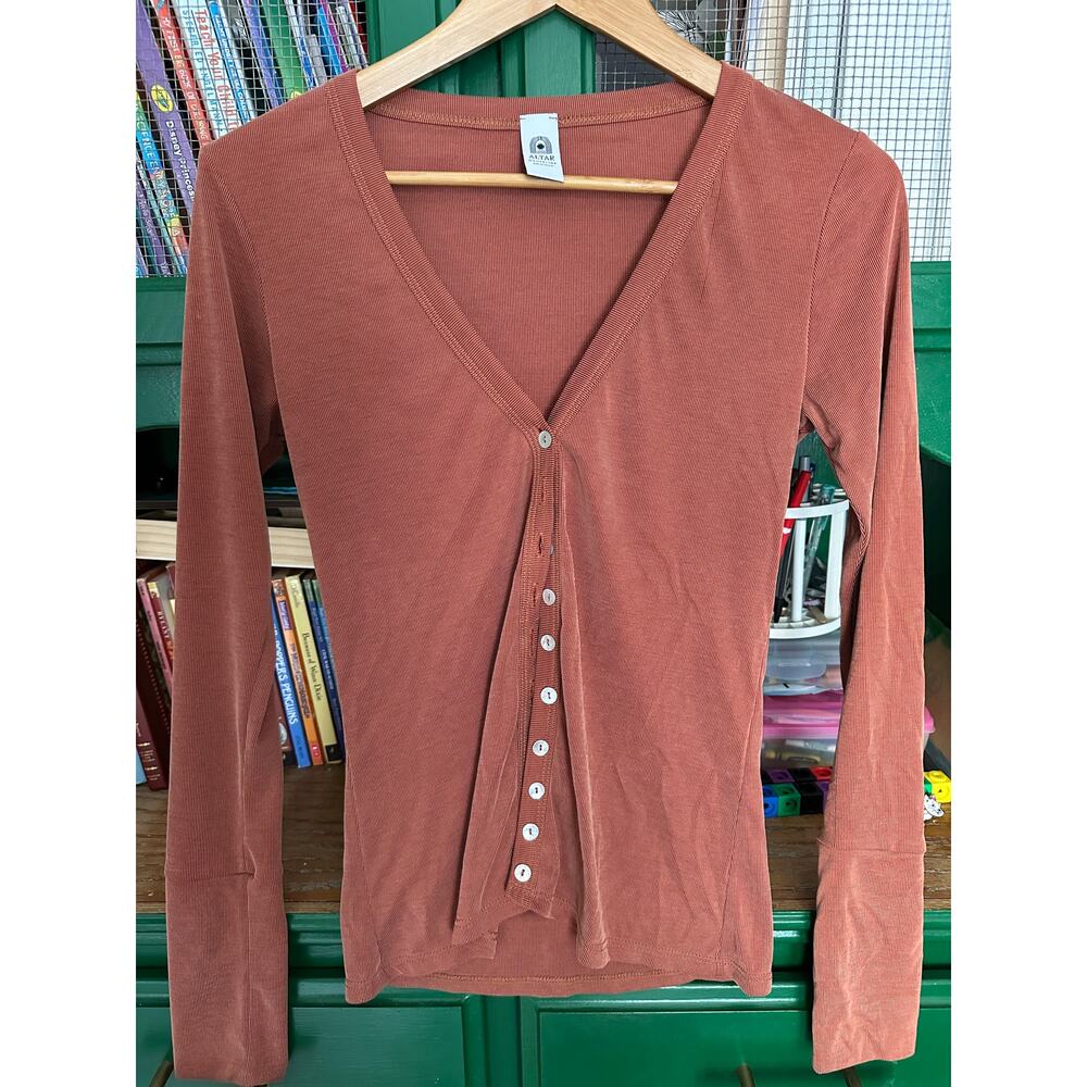 Altar Houseline Ribbed Button Up V-Neck Cardigan in Earth Size Small